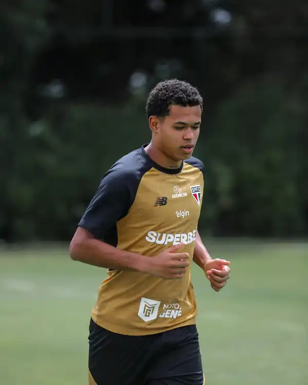 São Paulo oficializa empréstimo de Paulinho a time de Portugal